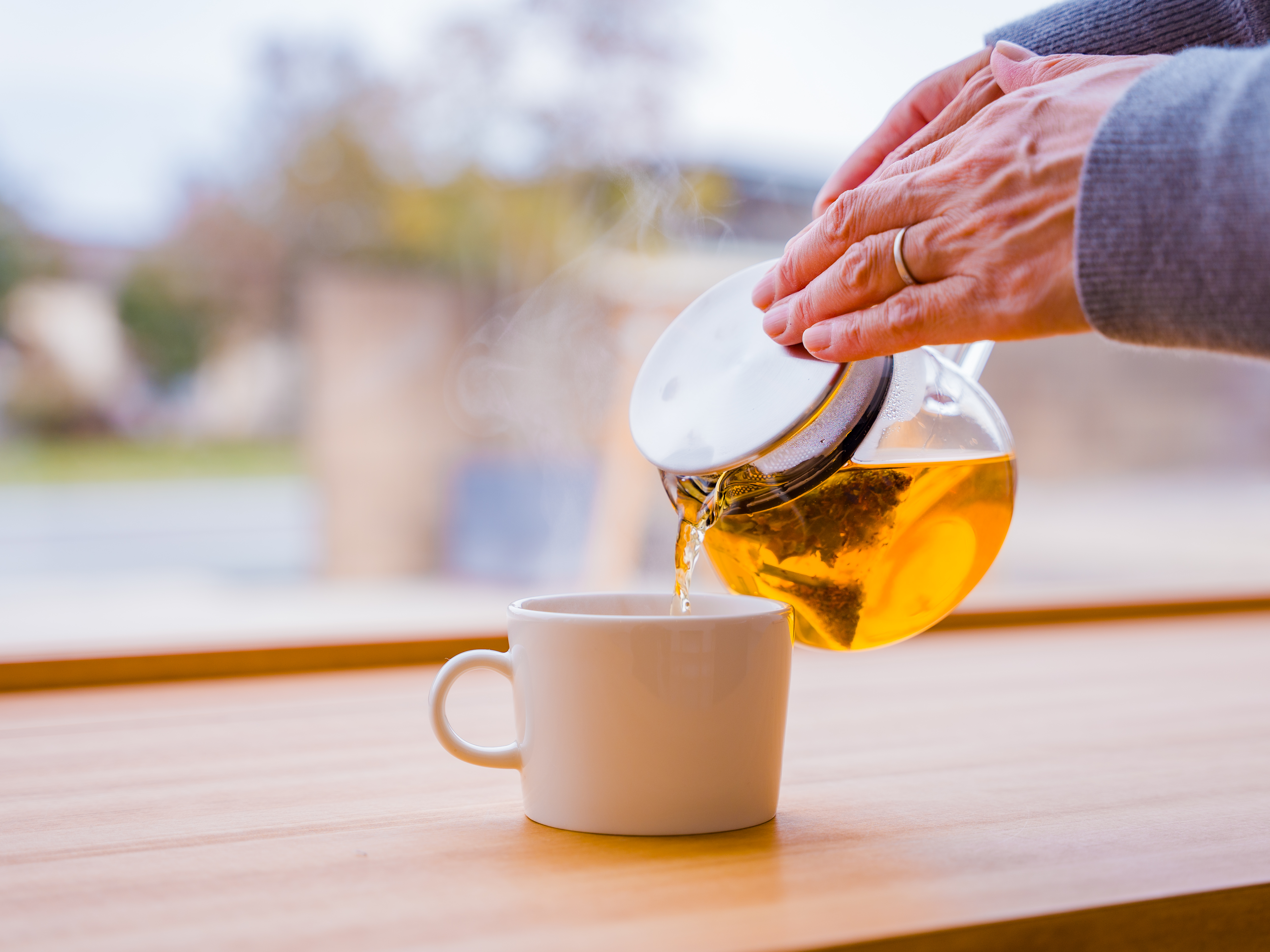 お茶を注ぐ